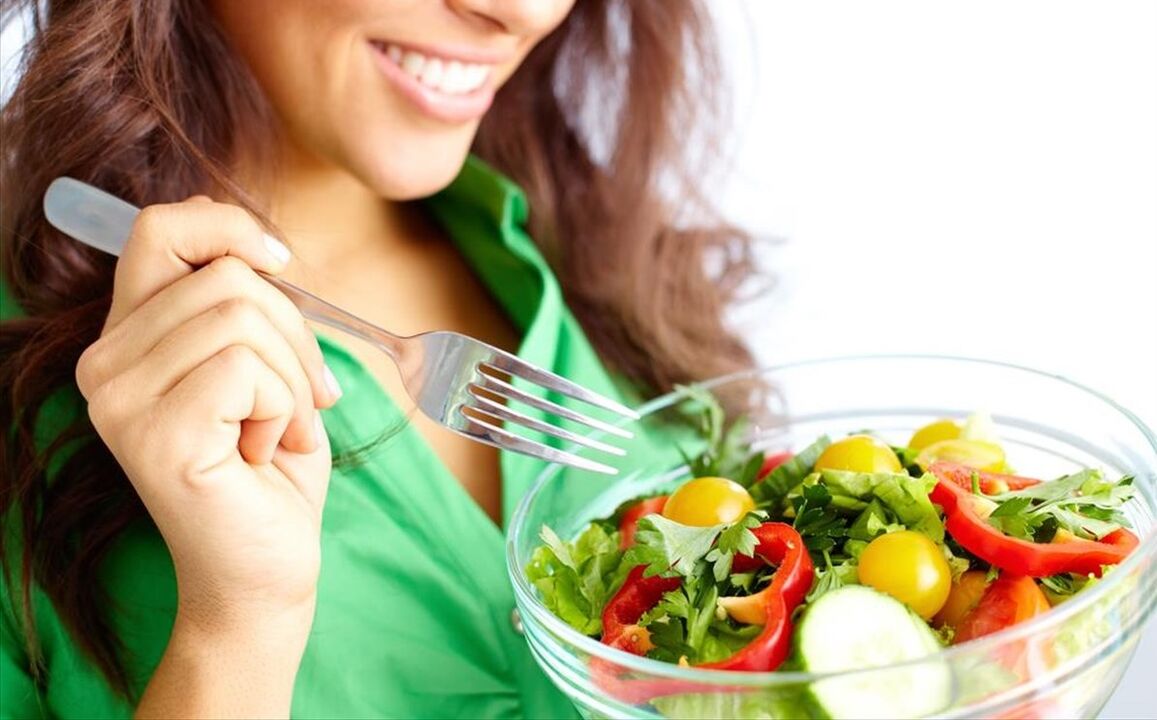 menina comendo salada de vegetais com uma dieta de 6 pétalas