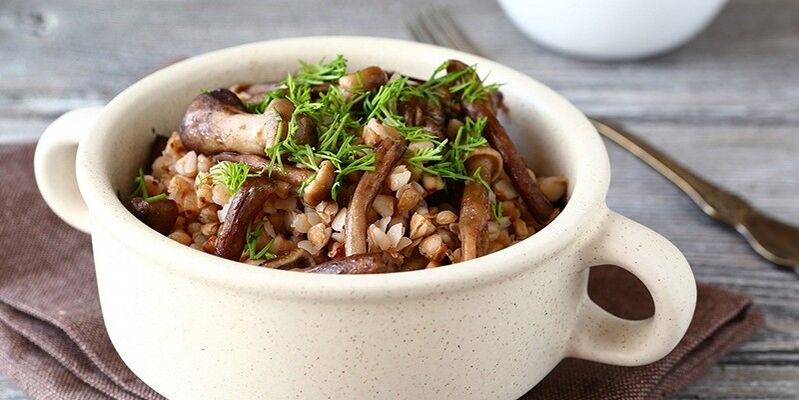 Mingau de trigo sarraceno com cogumelos para o almoço no cardápio de nutrição saudável