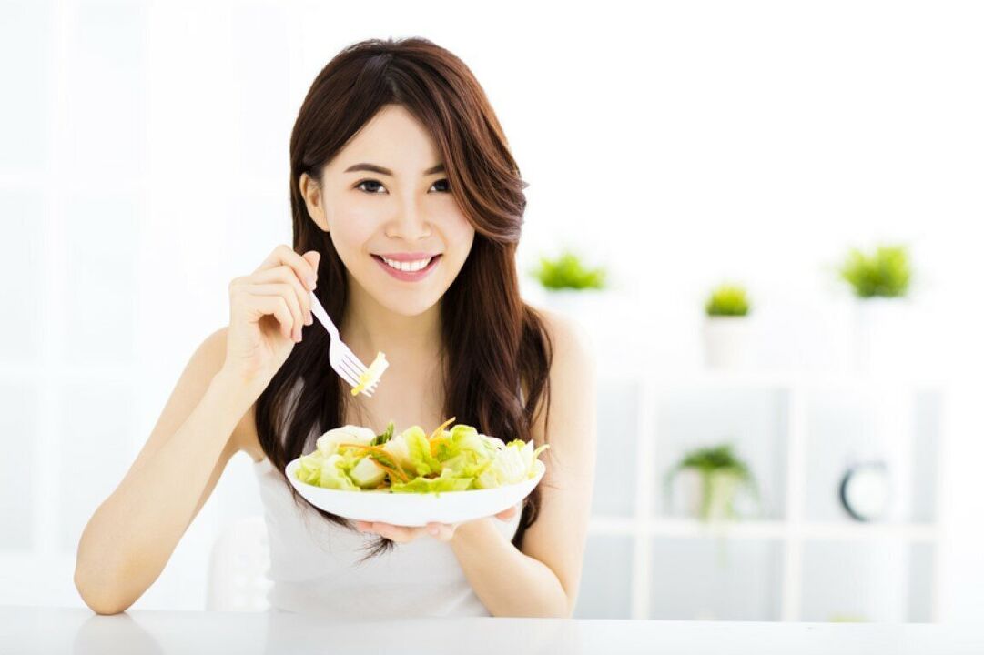 A mulher japonesa come uma salada